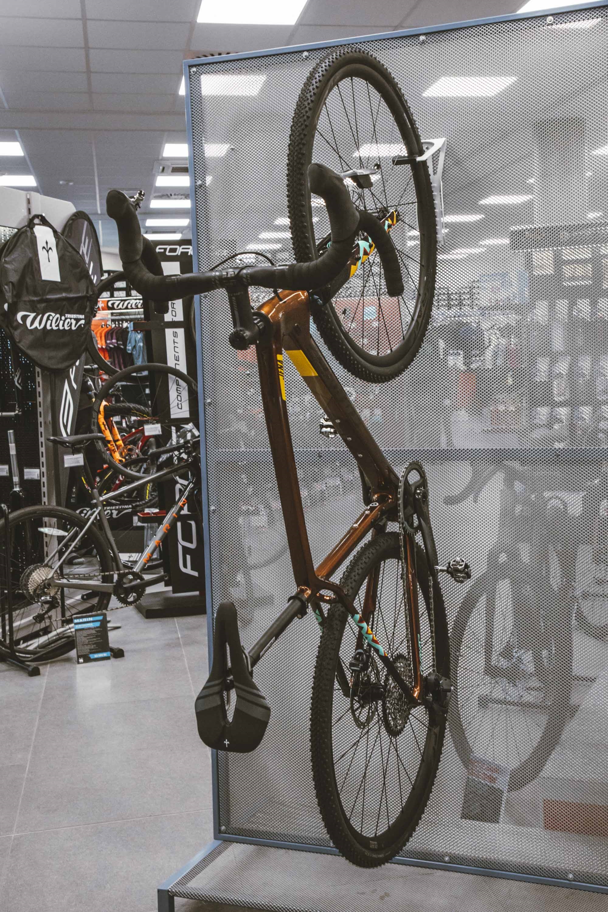 Кронштейн для велосипеда Force 89947 (настенный, за переднее колесо, стальной, белый)