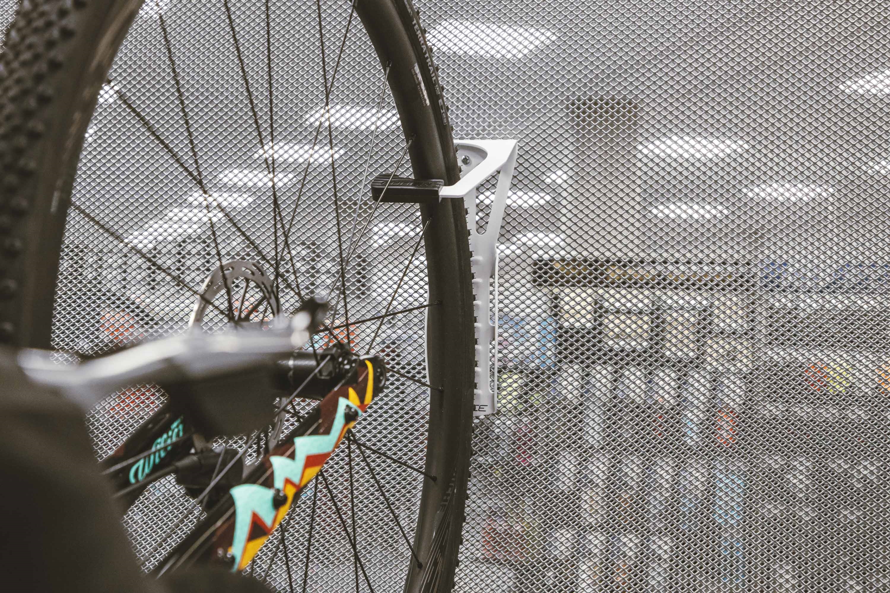 Кронштейн для велосипеда Force 89947 (настенный, за переднее колесо, стальной, белый)