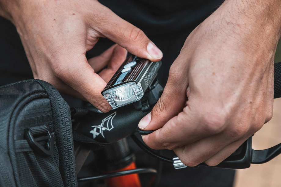 Передний фонарь Force ALERT 350LM USB